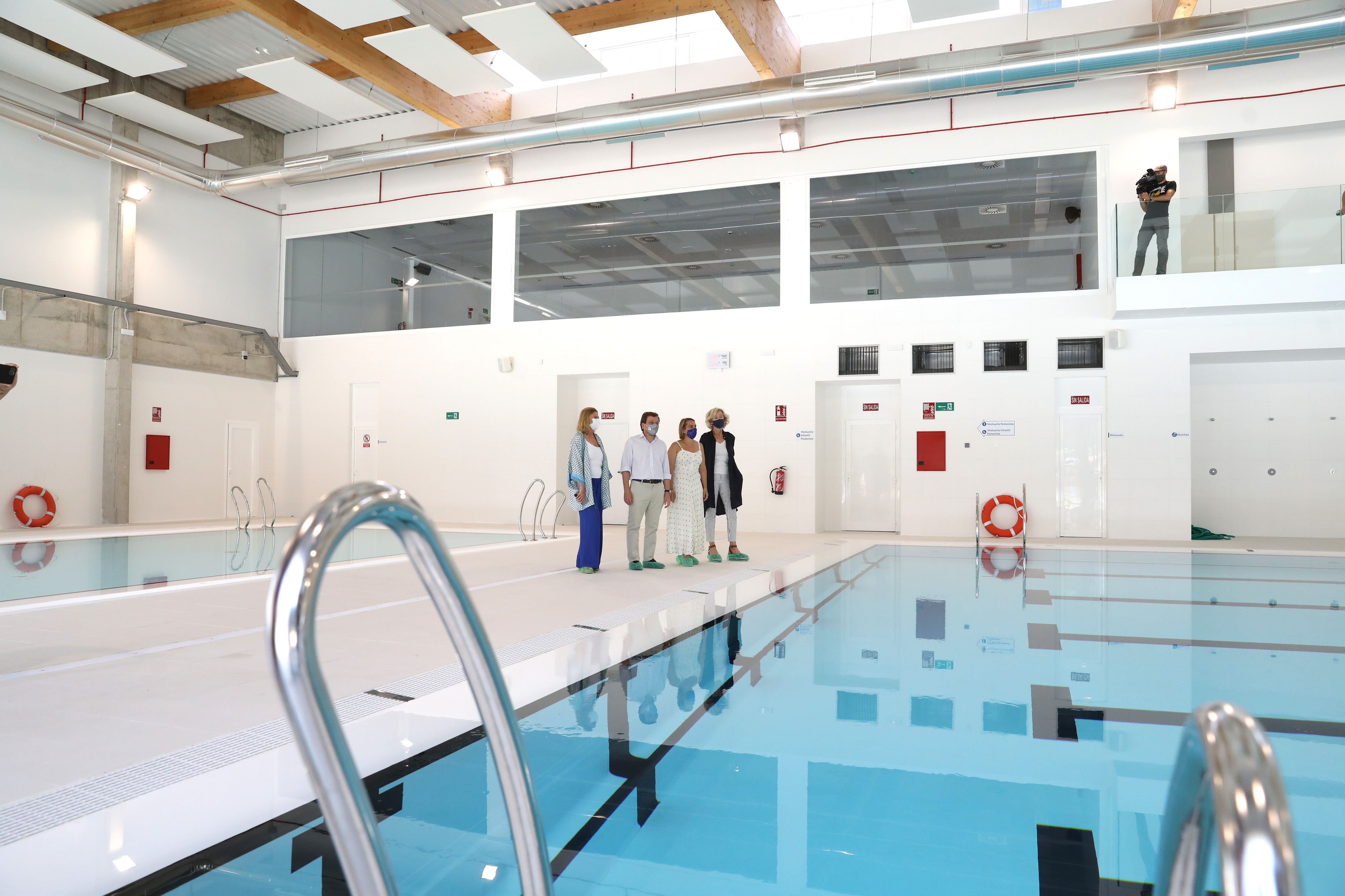 El alcalde de Madrid, José Luis Martínez-Almeida, acompañado de la delegada de Obras y Equipamientos, Paloma García Romero y la concejala de Moncloa-Aravaca durante la visita a la remodelada piscina cubierta 